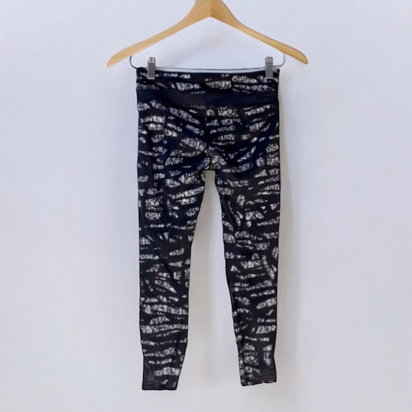 Lululemon Cropped Leggings Size 4 Black White Print 21.5” Inseam Athleisure - Picture 3 of 10